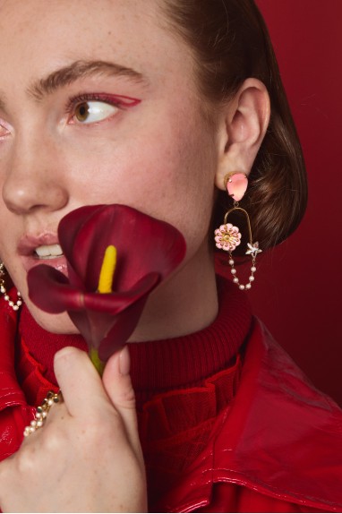 boucles d'oreille mobile fleurie et chaine en perles couleur mauve 2