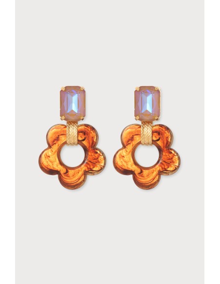 Boucles d'oreilles en forme de fleur marron.
