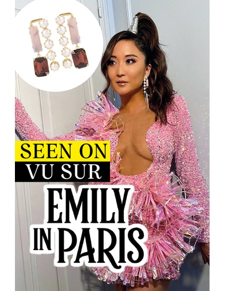 Ashley Park de la série Emily in Paris portant la paire de boucles d'oreilles NOBILIS
