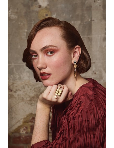 Boucles d'oreilles en laiton doré à l'or fin, avec un cabochon en résine et une goutte en verre.