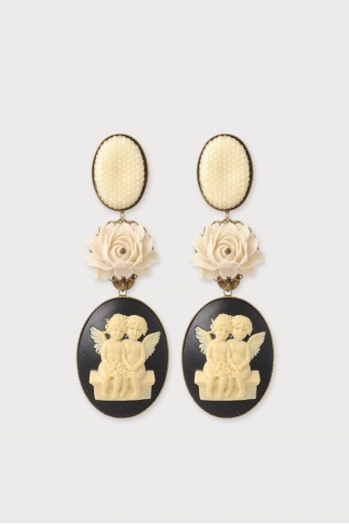 Boucles d'oreilles baroque assez longues mais légères avec un camée en résine. Fabrication française. Motif floral. 2