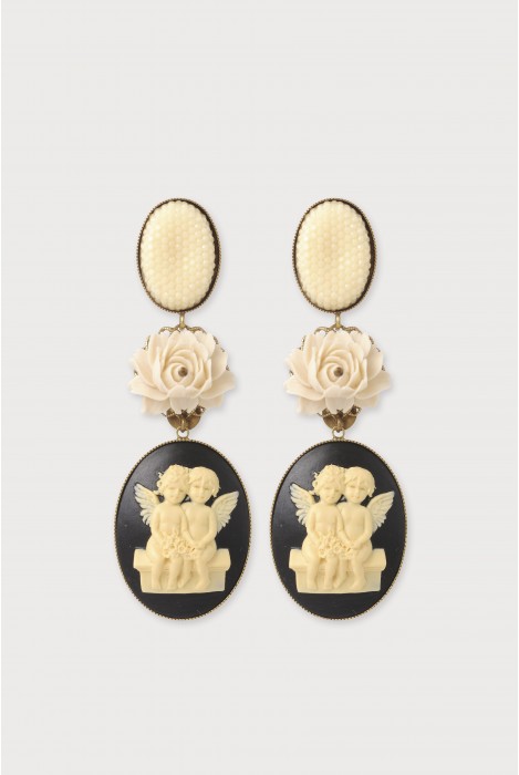 Boucles d'oreilles baroque assez longues mais légères avec un camée en résine. Fabrication française. Motif anges.