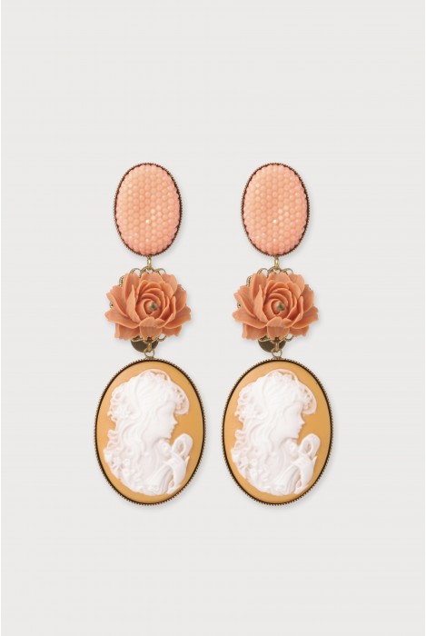 Boucles d'oreilles baroque assez longues mais légères avec un camée en résine. Fabrication française. Couleur orange.