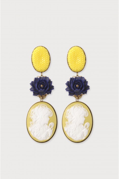 Boucles d'oreilles baroque assez longues mais légères avec un camée en résine. Fabrication française. Couleur jaune.