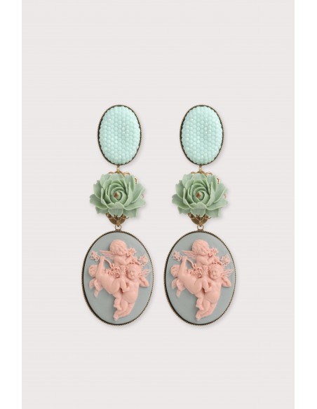 Boucles d'oreilles baroque assez longues mais légères avec un camée en résine. Fabrication française. Motif angelots roses.