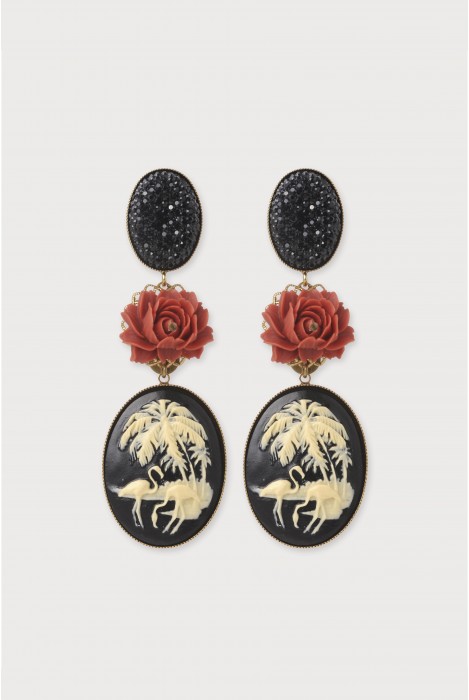 Boucles d'oreilles baroque assez longues mais légères avec un camée en résine. Fabrication française. Motif flamand rose.