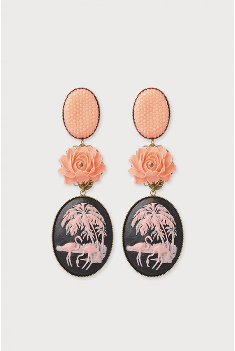 Boucles d'oreilles baroque assez longues mais légères avec un camée en résine. Fabrication française. Motif Flamands roses.