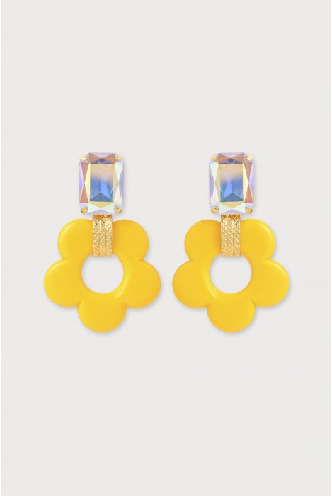 Boucles d'oreilles en forme de fleur jaune.