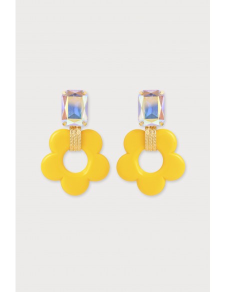 Boucles d'oreilles en forme de fleur jaune.