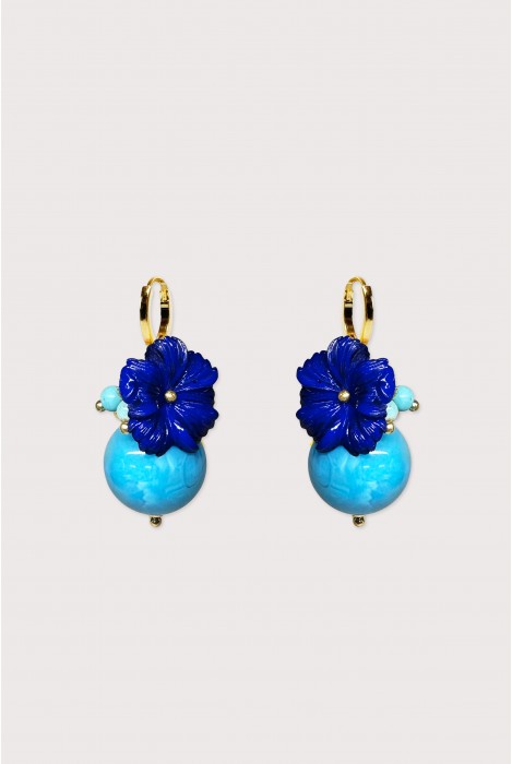 Boucles d'oreilles fleuries avec une perle ronde en résine.  Couleur bleu.