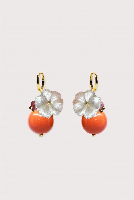 Boucles d'oreilles fleuries avec une perle ronde en résine. Couleur orange et nacré.