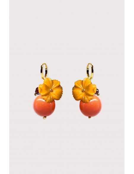 Boucles d'oreilles fleuries avec une perle ronde en résine. Couleur orange.