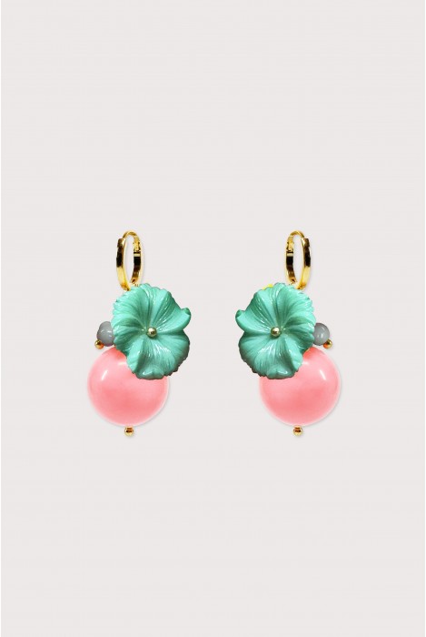 Boucles d'oreilles fleuries avec une perle ronde en résine. Couleur rose et turquoise.