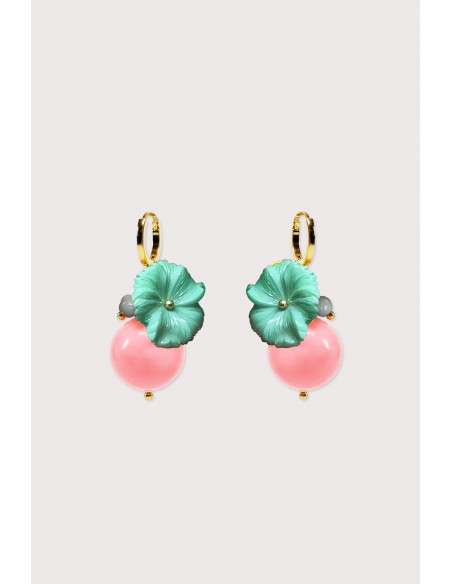 Boucles d'oreilles fleuries avec une perle ronde en résine. Couleur rose et turquoise.