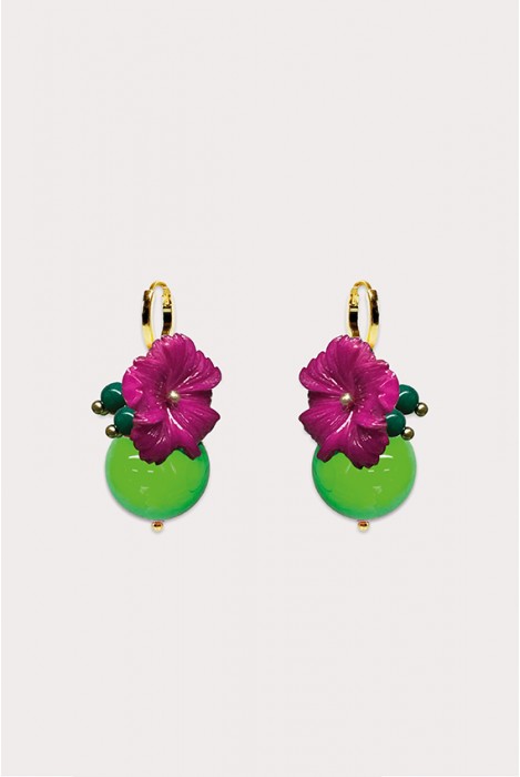 Boucles d'oreilles fleuries avec une perle ronde en résine. Couleur vert et Fuchsia.