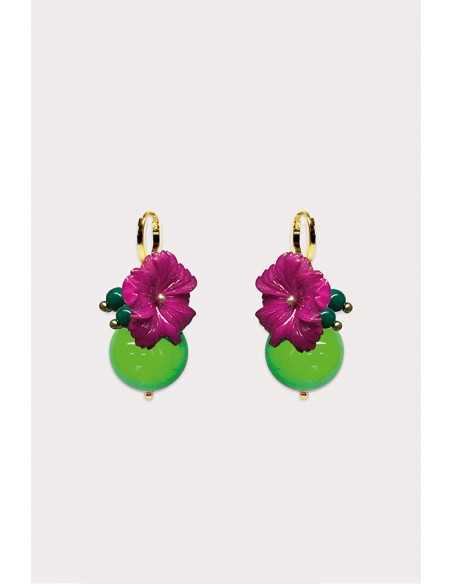Boucles d'oreilles fleuries avec une perle ronde en résine. Couleur vert et Fuchsia.
