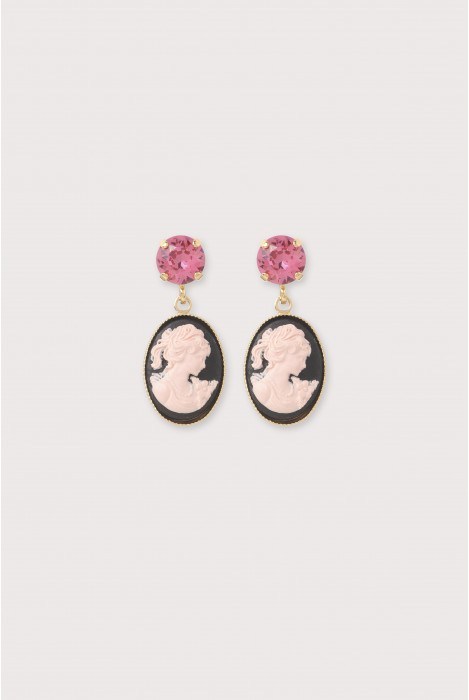 Boucles d'oreilles mini camée en résine et strass de couleur rose.