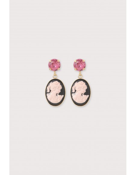 Boucles d'oreilles mini camée en résine et strass de couleur rose.