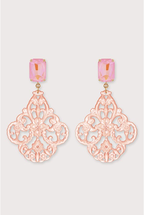 Boucles d'oreilles baroques légères en résine colorée. Couleur saumon.
