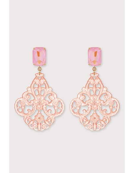 Boucles d'oreilles baroques légères en résine colorée. Couleur saumon.