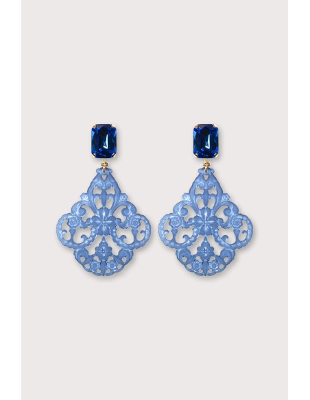 Boucles d'oreilles baroques légères en résine colorée. Couleur bleu.