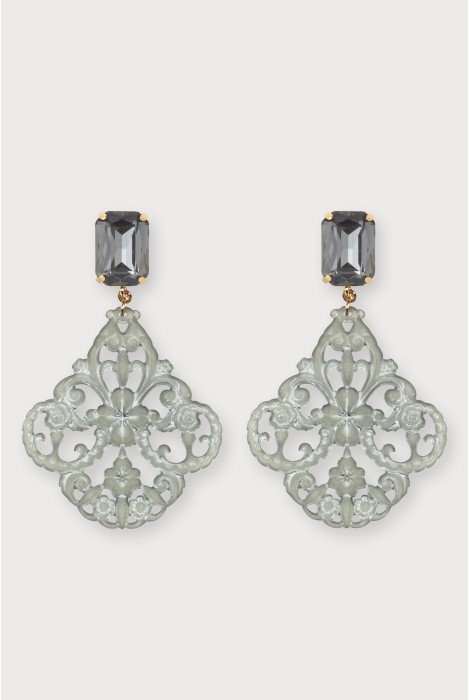 Boucles d'oreilles baroques légères en résine colorée. Couleur gris.