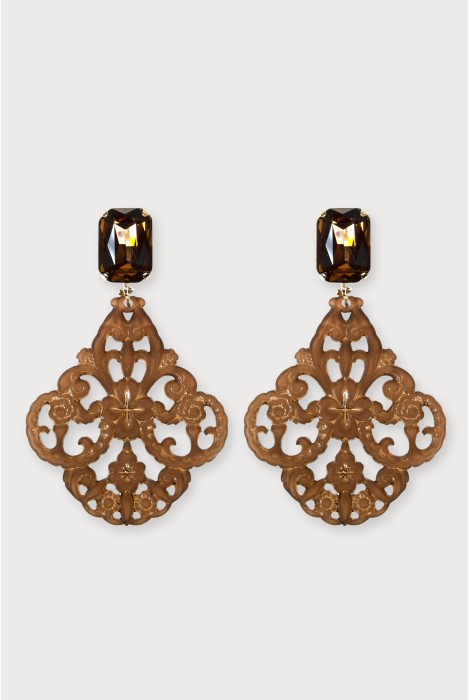 Boucles d'oreilles baroques légères en résine colorée. Couleur chocolat.