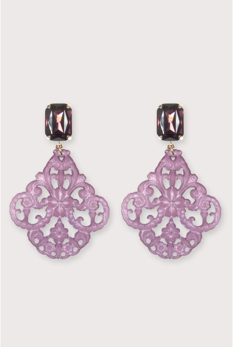 Boucles d'oreilles baroques légères en résine colorée. Couleur prune.