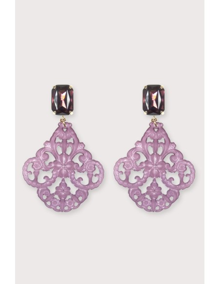 Boucles d'oreilles baroques légères en résine colorée. Couleur prune.