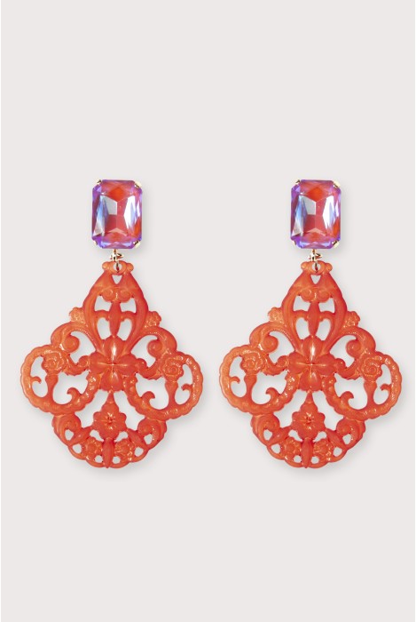 Boucles d'oreilles baroques légères en résine colorée. Couleur rouge.