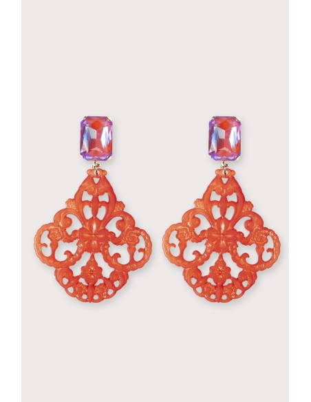 Boucles d'oreilles baroques légères en résine colorée. Couleur rouge.