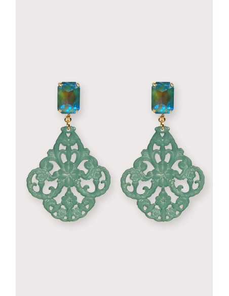 Boucles d'oreilles baroques légères en résine colorée. Couleur vert.
