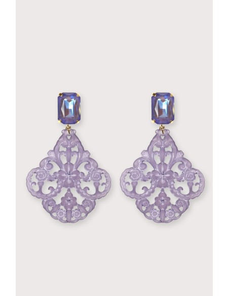 Boucles d'oreilles baroques légères en résine colorée. Couleur violet.