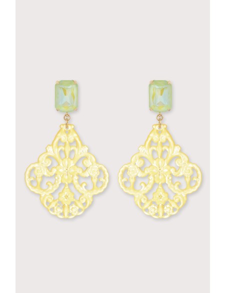 Boucles d'oreilles baroques légères en résine colorée. Couleur jaune.