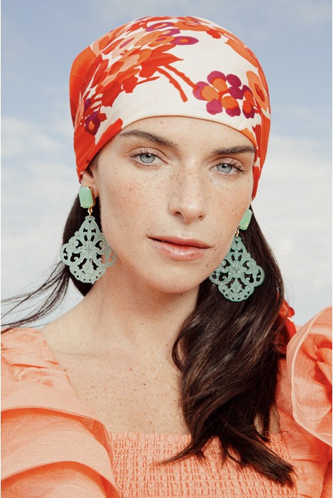 Boucles d'oreilles baroques légères en résine colorée. Couleur turquoise.