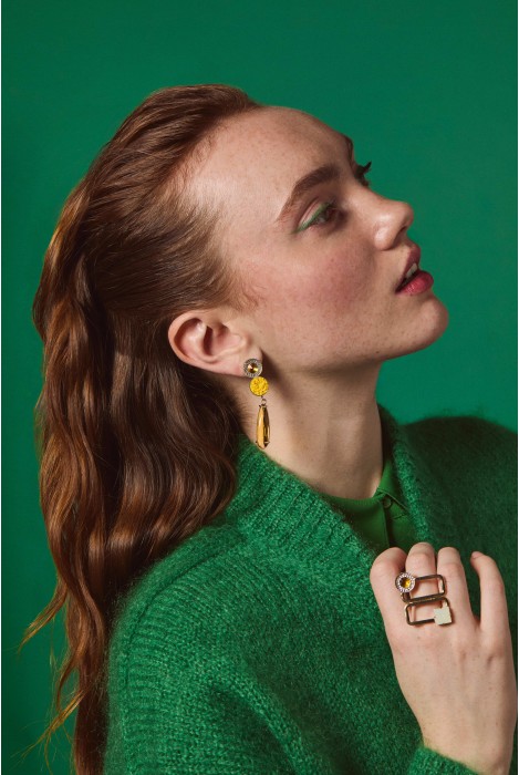 Boucles d'oreilles en laiton doré à l'or fin, avec un cabochon en résine et une goutte en verre.