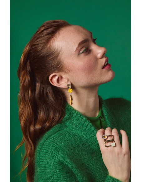 Boucles d'oreilles en laiton doré à l'or fin, avec un cabochon en résine et une goutte en verre.